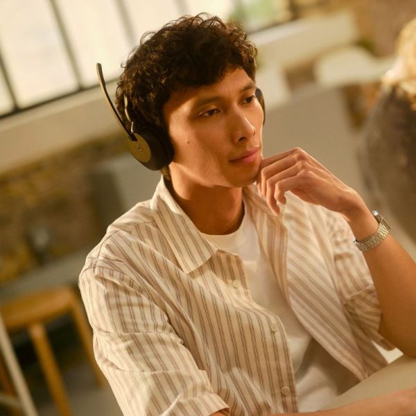 Jabra Evolve3 65 Stereo in use