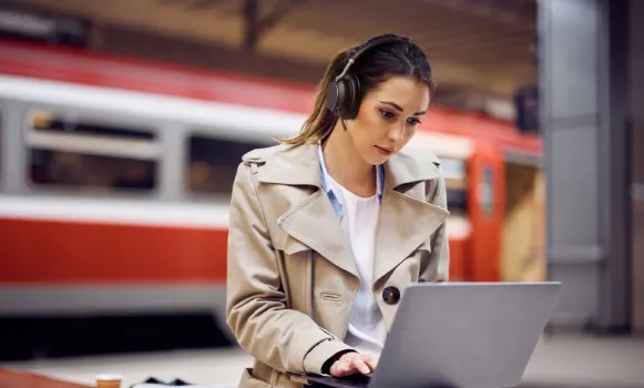 Auriculares inalámbricos con cancelación activa de ruido utilizados en un entorno de trabajo