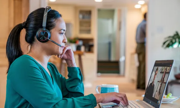 Auriculares HP Poly Voyager Bluetooth con micrófono para comunicaciones profesionales