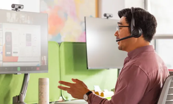 Auriculares para ordenador con micrófono utilizados durante una videoconferencia
