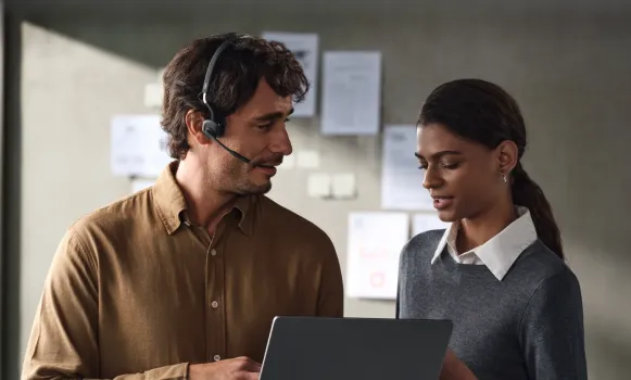 Auriculares Shokz OpenComm Bluetooth con micrófono y diseño de oído abierto