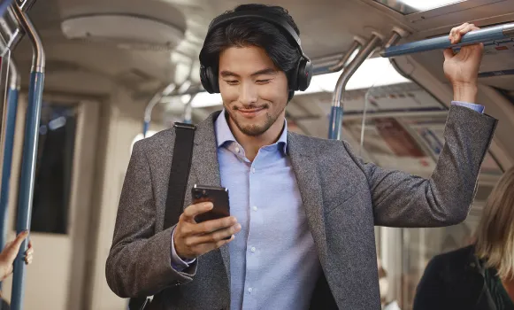 Auriculares inalámbricos con micrófono utilizados para llamadas desde el teléfono móvil