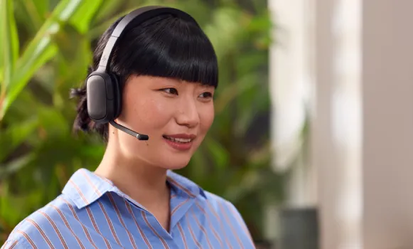 Auriculares con micrófono utilizados durante una reunión de Microsoft Teams desde el ordenador
