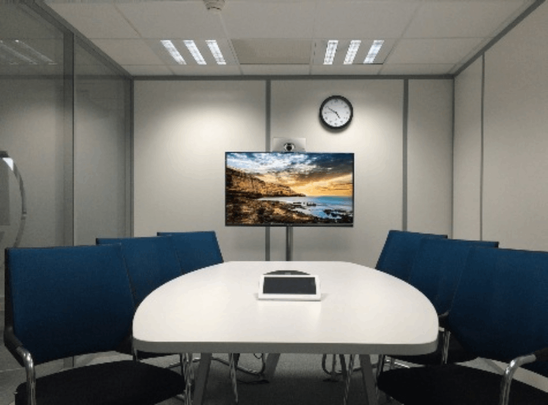 Pantalla de Samsung en sala de reuniones, mejorando la calidad de las presentaciones