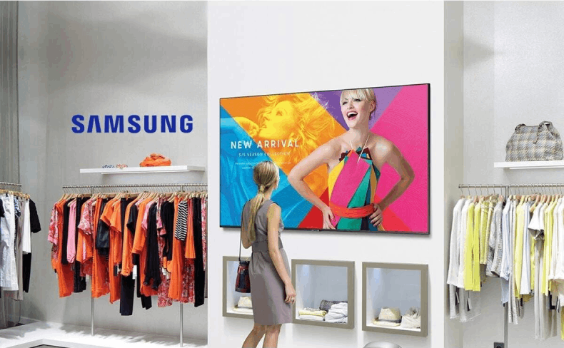 Pantalla de 75'' Samsung serie QET en tienda, mejorando la presentación de vídeos