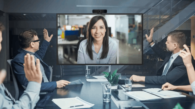 Pantalla perfecta para reuniones virtuales, en sala de reuniones